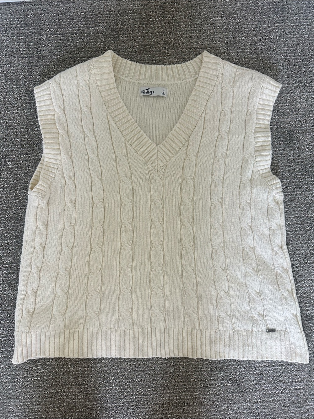 Hollister Ivory Cable Knit V-Neck Sweater Vest